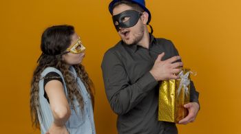 Versão “atualizada” do amigo secreto permite trocar e roubar presentes. Entre caneca do Neymar e agenda corporativa, confira a nossa seleção de itens para participar