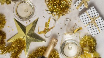 Balões, detalhes metalizados e acessórios temáticos dão clima ainda mais festivo às comemorações